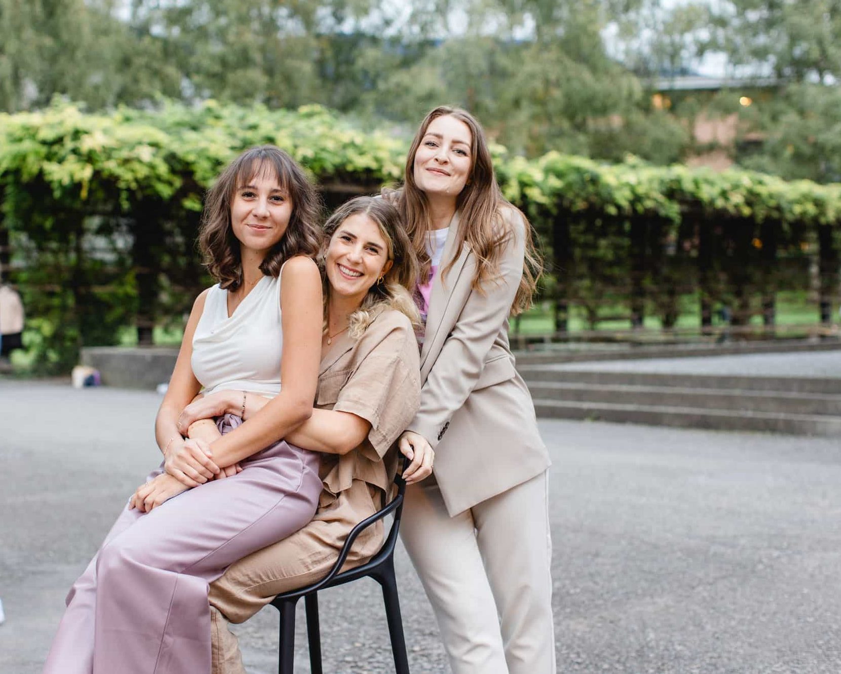 Mitarbeiterinnen vom Future Fox Team lachen entspannt bei Teamevent im Grünen