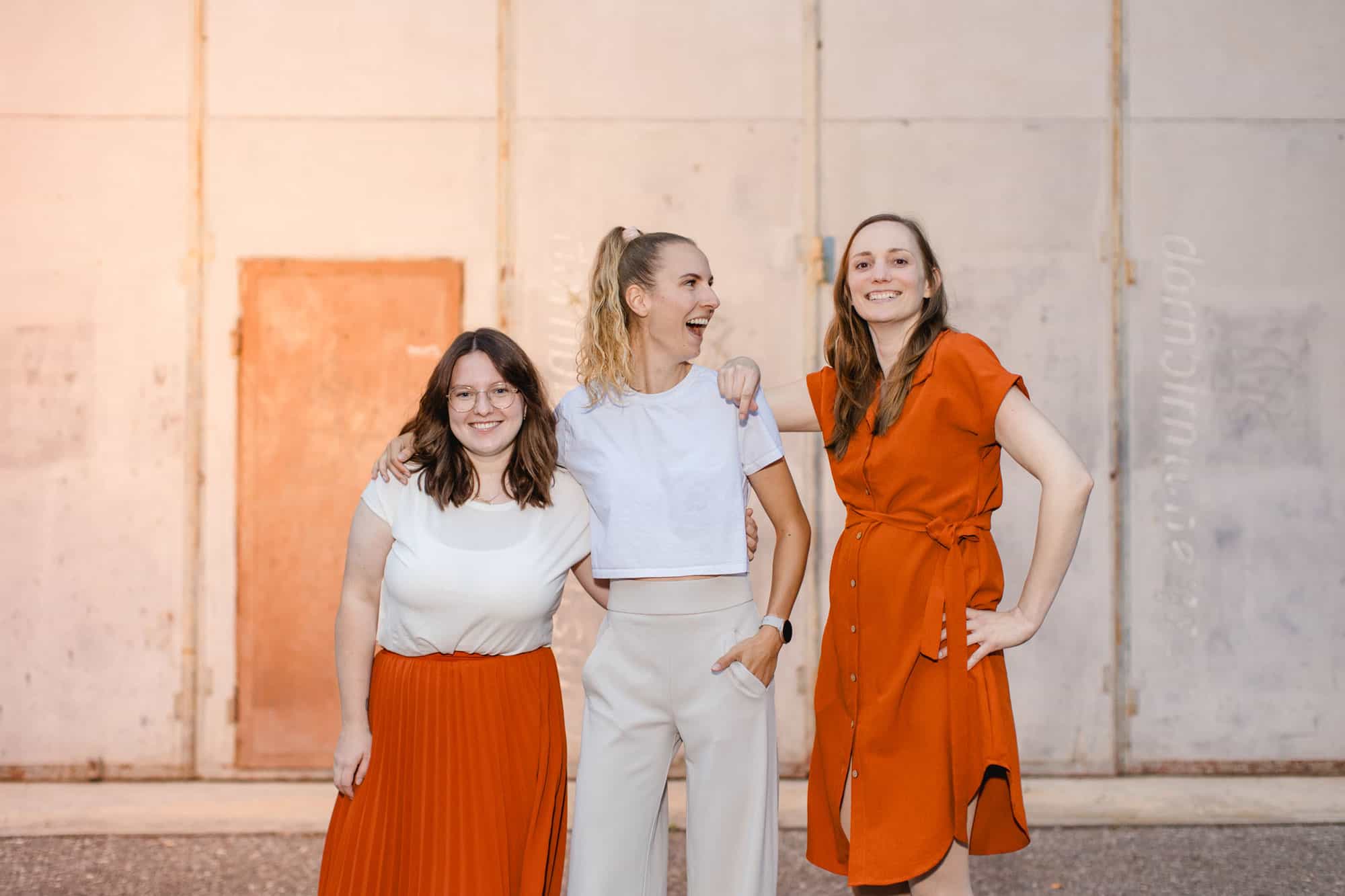 Future Fox Team posiert selbstbewusst vor urbaner Kulisse und zeigt moderne Unternehmenskultur